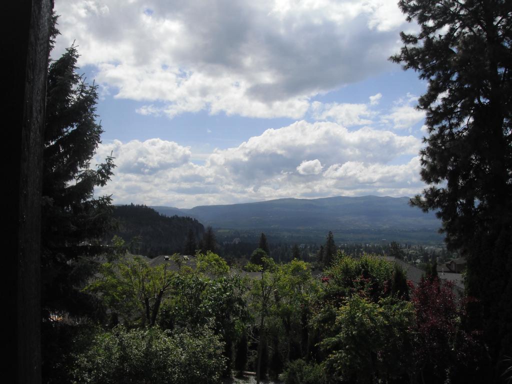 A Touch Of English B&B Kelowna Extérieur photo