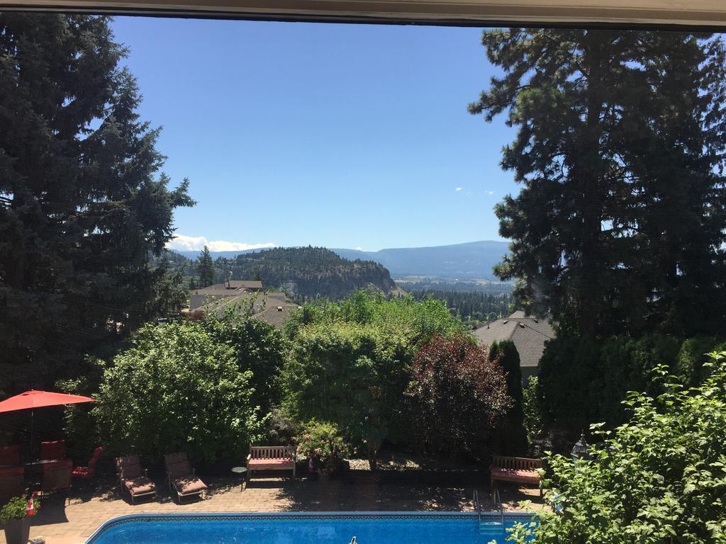 A Touch Of English B&B Kelowna Extérieur photo
