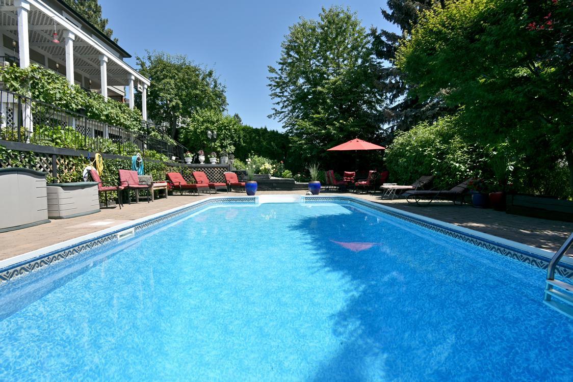 A Touch Of English B&B Kelowna Extérieur photo